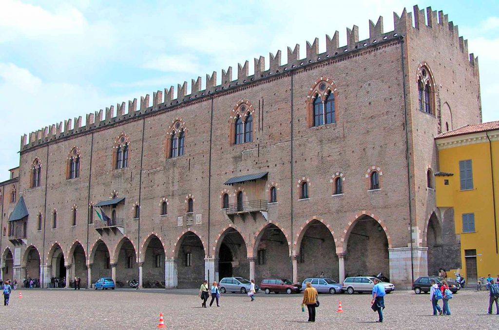 Palazzo Ducale, Castello di San Giorgio, Museo Archeologico Nazionale, Basilica di Santa Barbara
