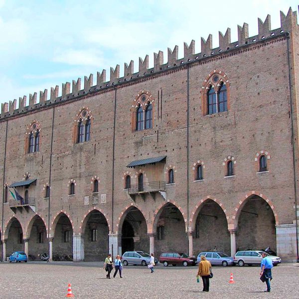 Palazzo Ducale, Castello di San Giorgio, Museo Archeologico Nazionale, Basilica di Santa Barbara